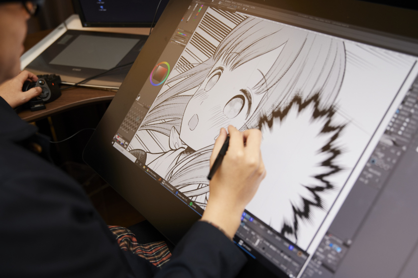 ▲ “I'm an amateur when it comes to drawing.” says Akasaka. To him, it feels more like he’s “drawing for the purpose of writing a story.” “If there’s an awfully good drawing while you’re reading, that’s probably something I put a lot of effort into (laughs).”